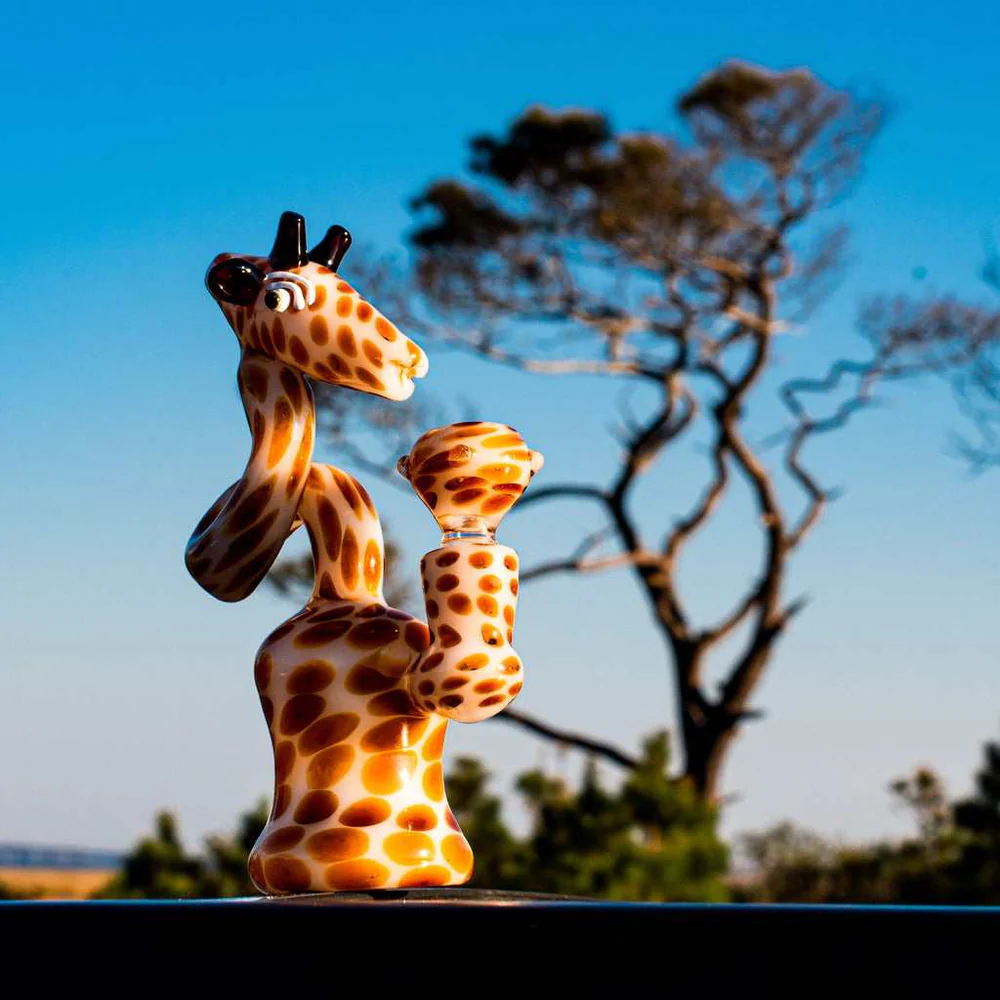 8-inch-giraffe-bong-smooth-hits-with-a-playful-design